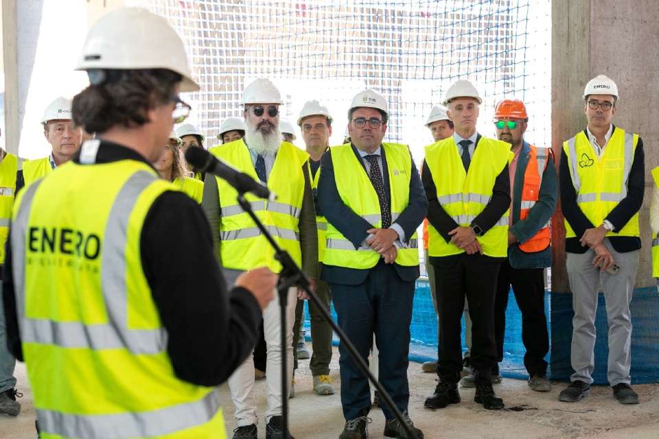 Francisco Ortega hablando durante el evento de puesta de bandera del Hospital Hospiten Madrid Boadilla.