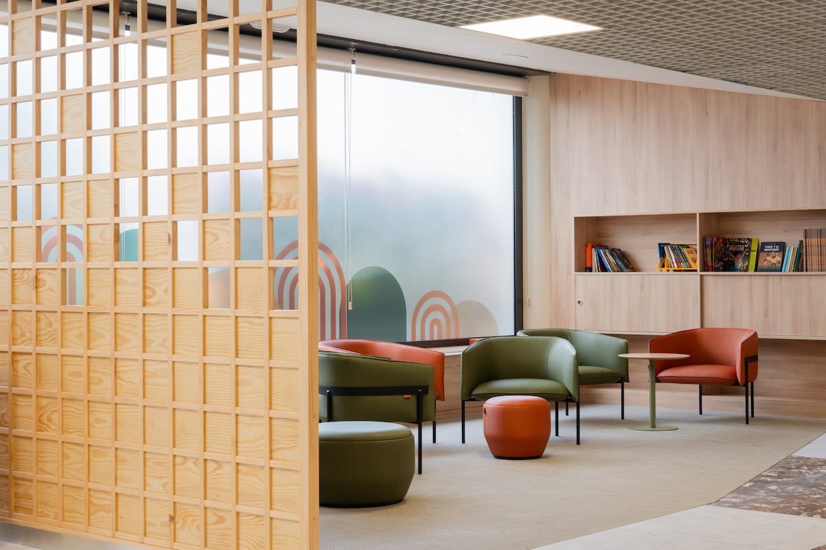 Hall materno-infantil del Hospital Universitario La Paz. Fotografía de espacio.