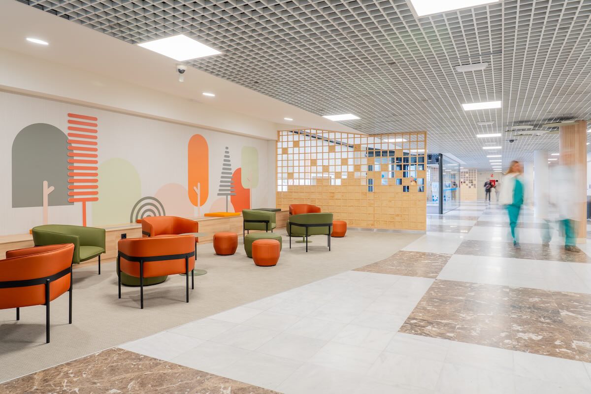 Hall materno-infantil del Hospital Universitario La Paz. Fotografía de espacio.